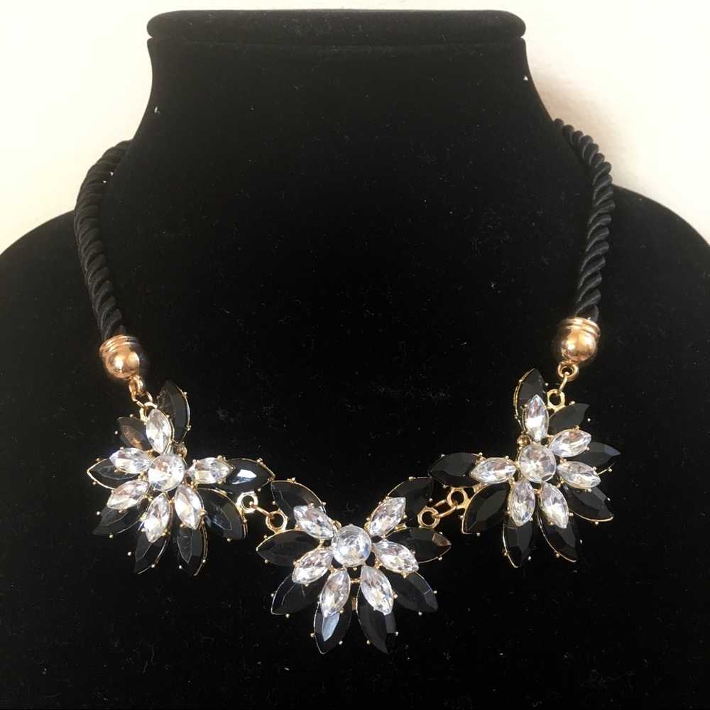 Statement Necklace Gold Plated Flower Design - Picture 4 of 8
